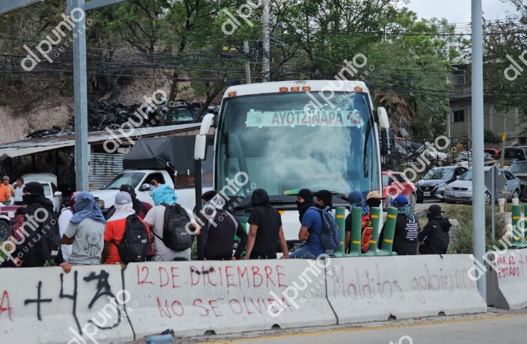 Bloquean normalistas de Ayotzinapa la autopista del sol para exigir plazas.