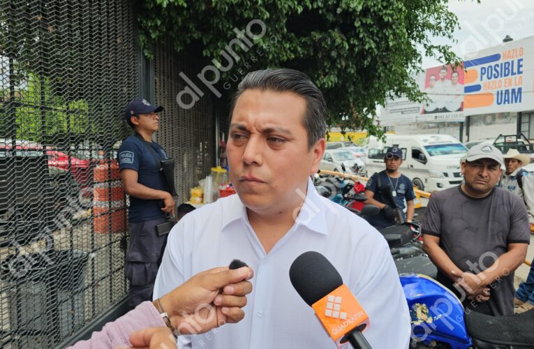 Resguardado por la policía, llega Marvin Rojas para rendir protesta como alcalde de Metlatónoc.