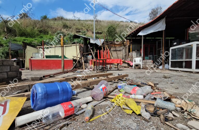 Denuncian desalojo y destrucción de locales de comerciantes de la caseta de Palo Blanco.
