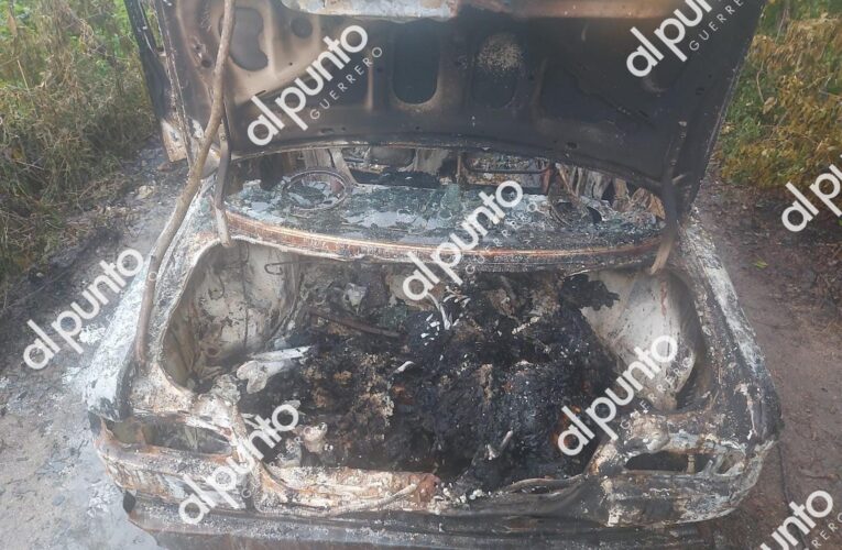 Hallan tres cuerpos calcinados dentro de un auto en San Isidro Gallinero, Acapulco.