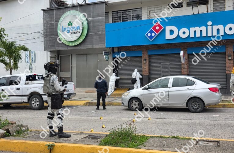Hieren a balazos a un hombre afuera de un bar en Chilpancingo.