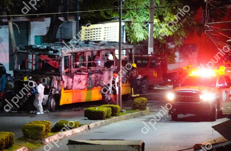 Acapulco: Incendian camión urbano con tres hombres y dos mujeres en su interior.