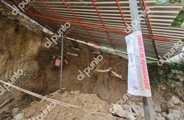 Denuncian colonos de la Zapata en Chilpancingo, colapso de un andador.