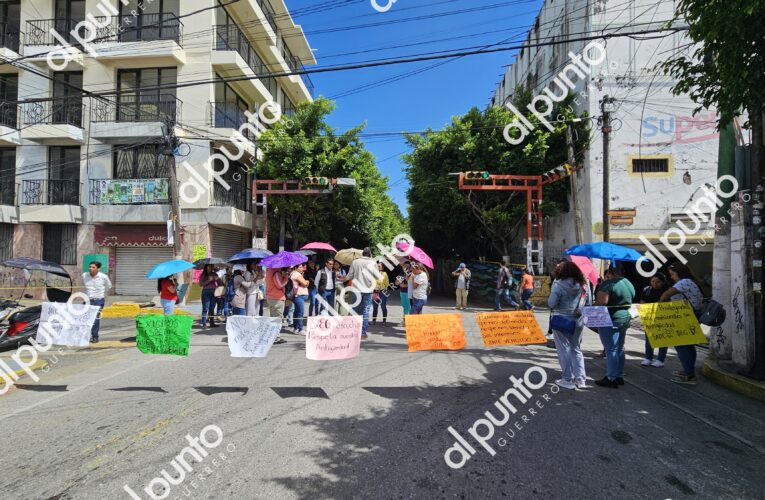 Chilpancingo: Bloquean maestras de Tlacotepec para exigir cambios de adscripciones.