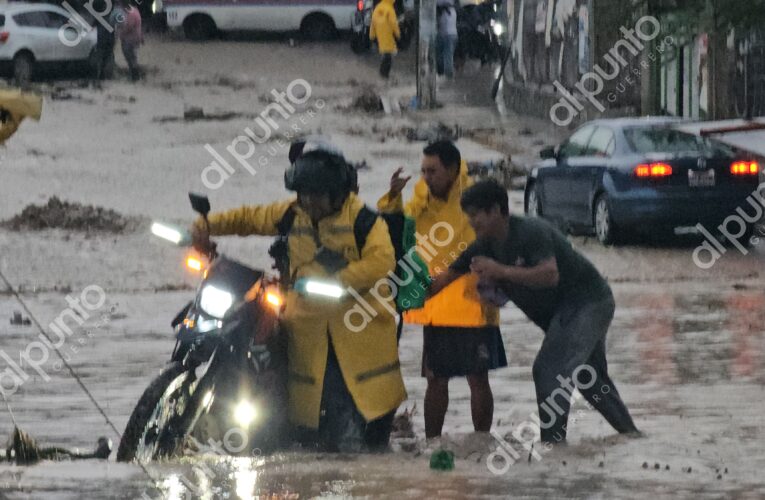 Una veintena de vehículos afectados dejó una tormenta en Chilpancingo.