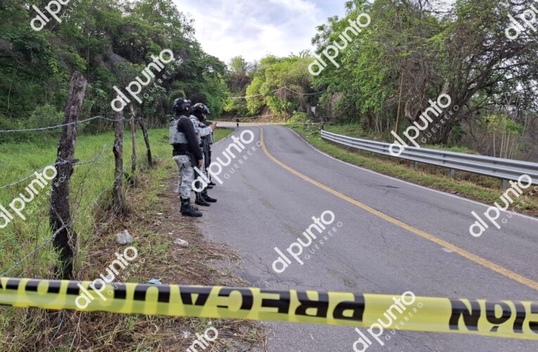 Hallan a un hombre muerto a orilla de la carretera federal Chilpancingo-Tixtla.