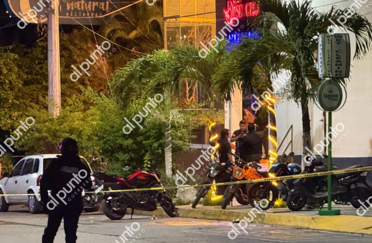 Asesinan a balazos a un joven dentro de un bar en Chilpancingo.