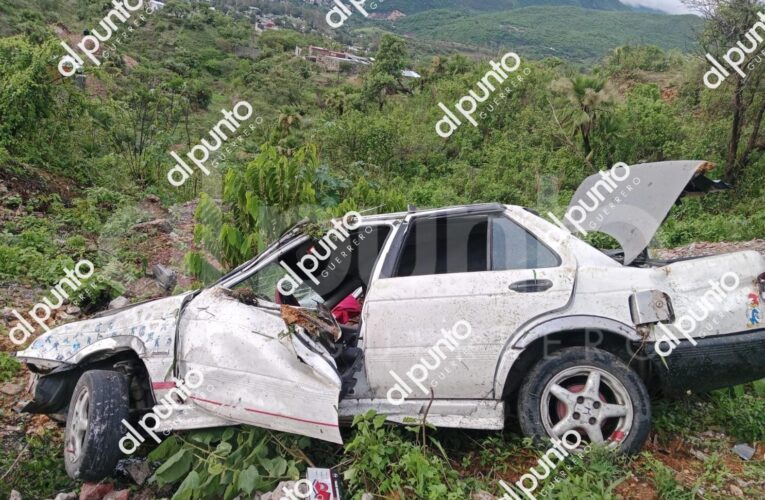 Aparatosa volcadura entre Petaquillas y Mazatlán deja una mujer muerta y un lesionado.