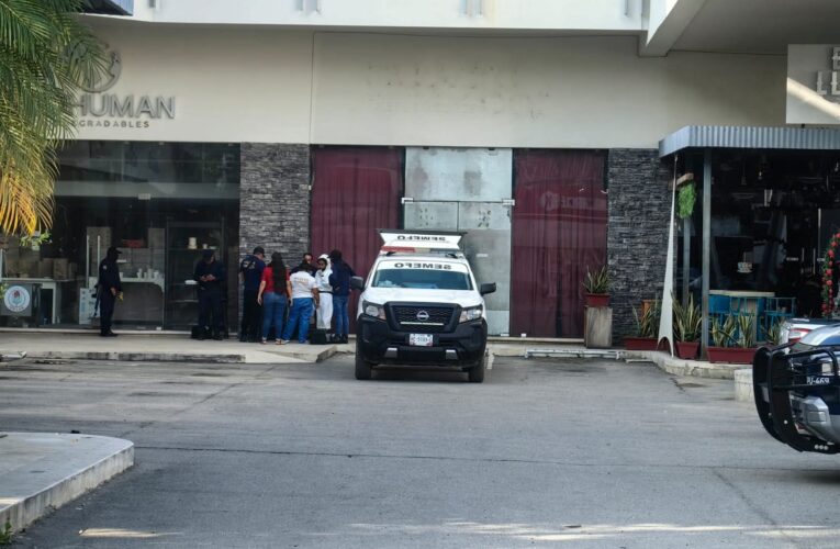 Asesinan a balazos a un hombre en plaza comercial de Costa Azul en Acapulco.