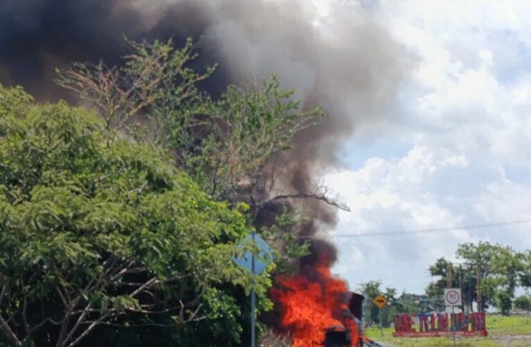 Armados queman góndolas de la minera Capela sobre la carretera federal Iguala-Teloloapan