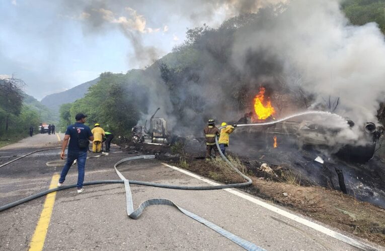 Atienden volcadura e incendio de pipa de gas en la carretera Tlapa-Puebla
