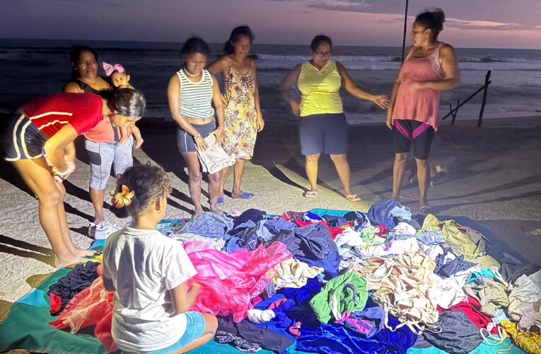 Jóvenes entregan víveres y ropa en Cuajinicuilapa y Las Vigas a afectados por el huracán Erick