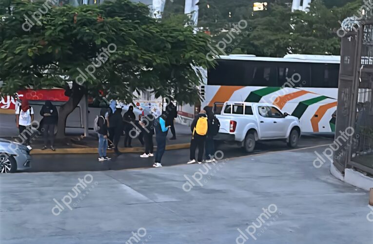 Se reúnen normalistas de Ayotzinapa con autoridades estatales para solicitar apoyo a clausura