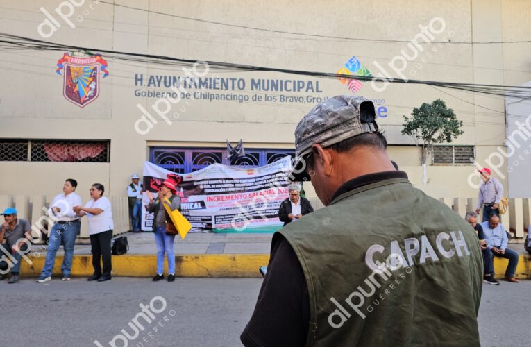 Marchan y cierran ayuntamiento trabajadores de la Capach; exigen pago de retroactivo y otras prestaciones.