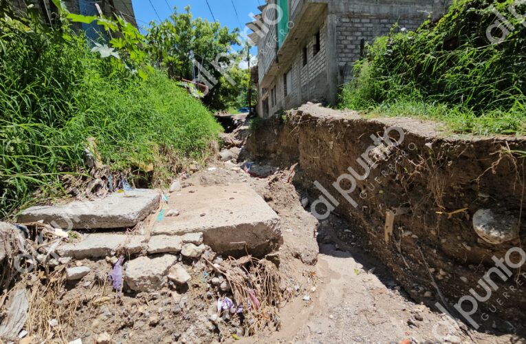 Vecinos de la colonia Franja Las Torres denuncian riesgos por construcción de jardineras en vía principal.