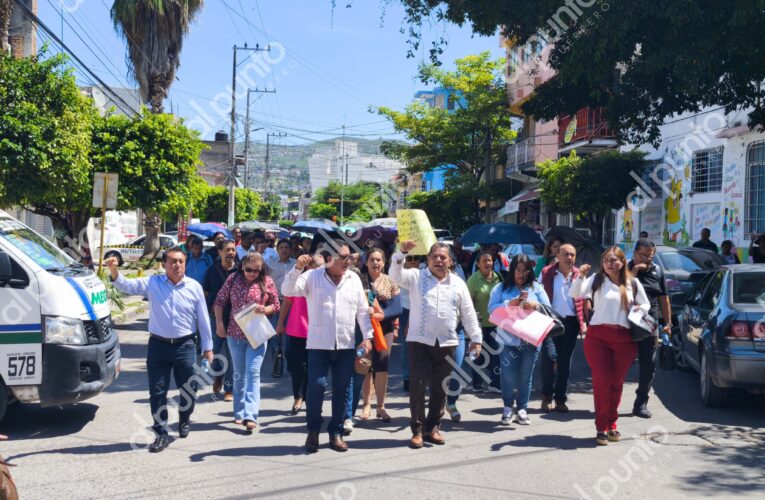 Marchan maestros del SNTE en Chilpancingo para exigir pago de estímulo.