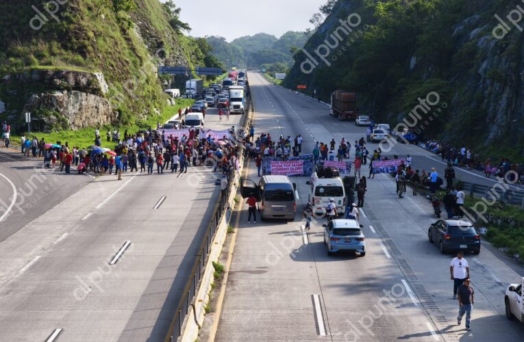Bloquean pobladores de Xaltianguis la Autopista del Sol para exigir obra pública y hospital