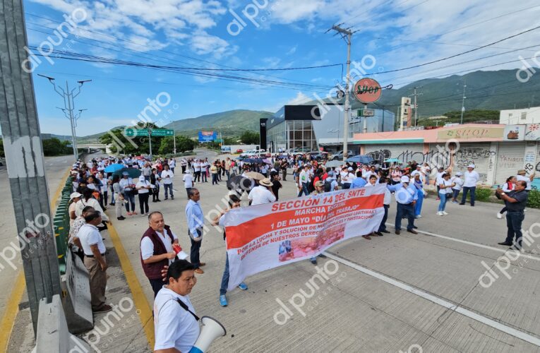 Bloquean maestros del SNTE la Autopista del Sol en Chilpancingo; exigen pagos de estímulos