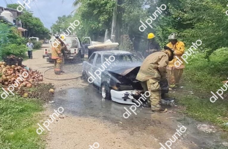 Incendian taxi con un hombre en su interior en Ciudad Renacimiento de Acapulco.