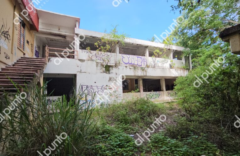 Antiguas oficinas de la SEG, abandonadas desde hace 12 años, son ahora refugio de malvivientes y foco de riesgo para estudiantes