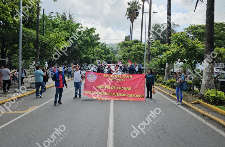 Marchan maestros del SUSPEG en Chilpancingo para exigir cumplimiento de pliego petitorio