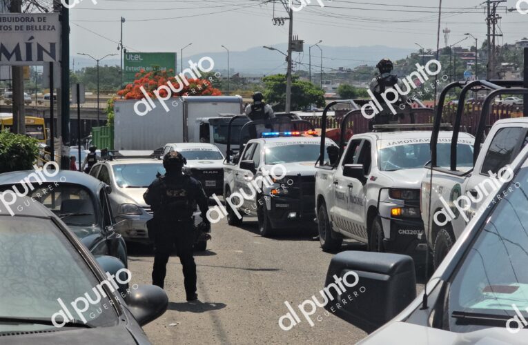 Hallan a tres hombres asesinados con torniquete dentro de un auto en Las Cruces, Acapulco