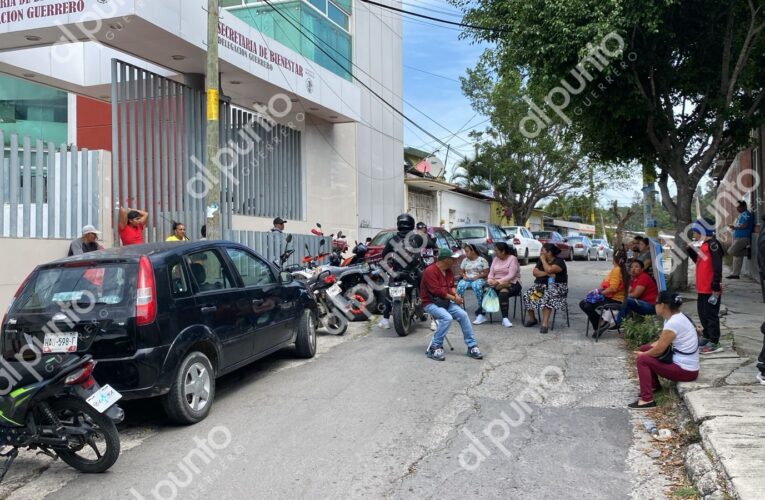 Madre de dos menores con discapacidad bloquea la Secretaría del Bienestar en Chilpancingo
