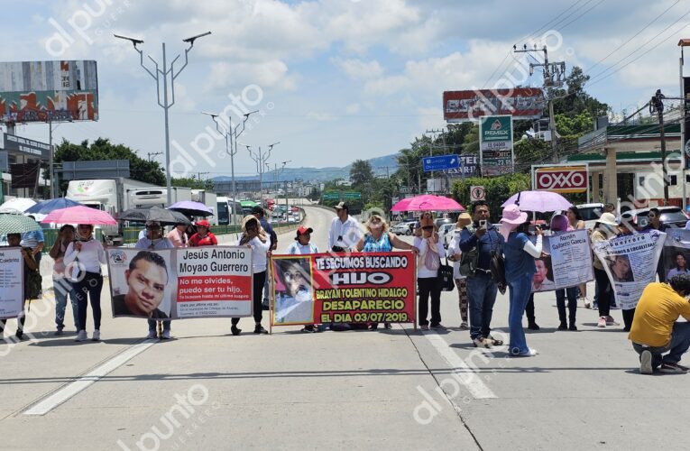Bloquea colectivo de desaparecidos una hora la Autopista del Sol en Chilpancingo.