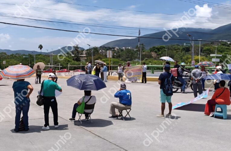 Jubilados denuncian retrasos en pensiones y bloquean vialidad en Chilpancingo