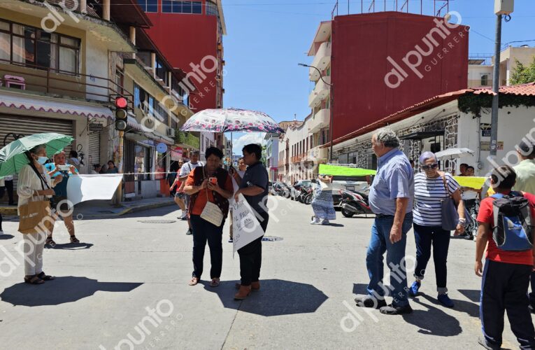 Jubilados bloquean avenida y toman oficinas del ISSSPEG en Chilpancingo; exigen pagos puntuales