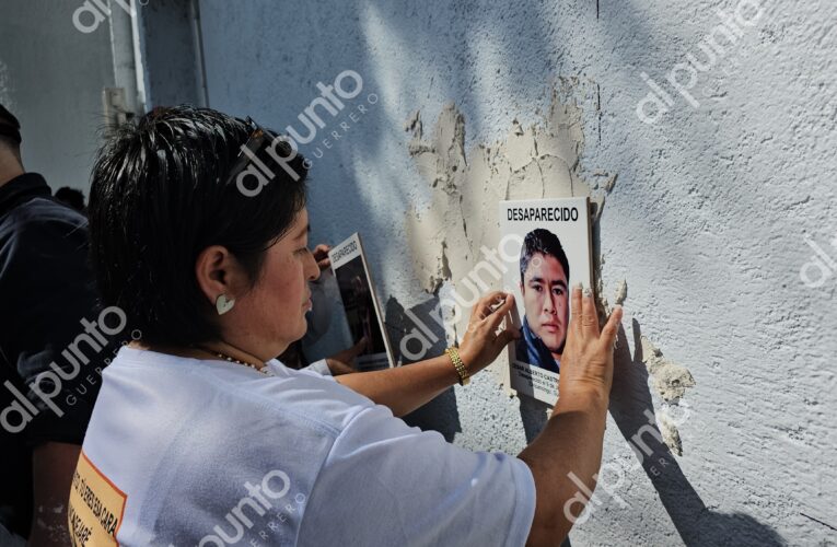 Familiares de desaparecidos convierten mural de memoria la fachada de la Fiscalía en Chilpancingo