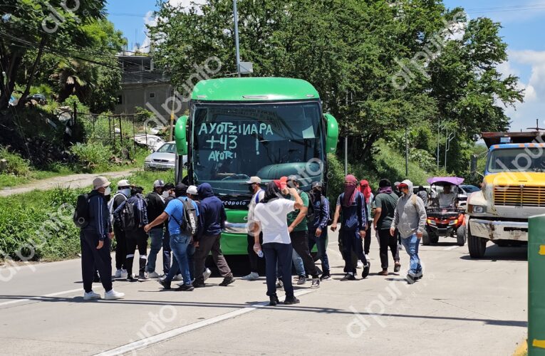 Exigen plazas: Normalistas de Ayotzinapa bloquean brevemente la Autopista del Sol en Chilpancingo
