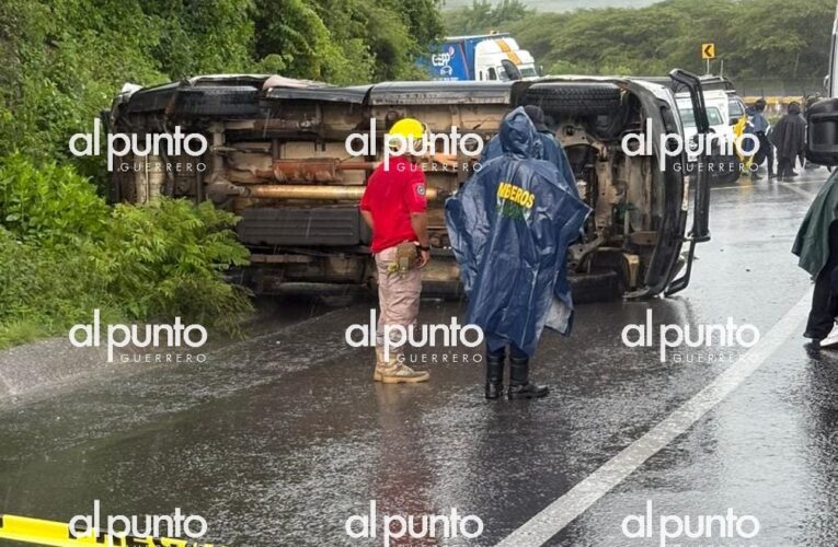 Aparatosa volcadura cerca de Chilpancingo deja un muerto y tres heridos