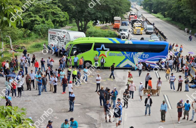 Bloquean la Autopista del Sol y la carretera federal para exigir seguridad en Chilpancingo