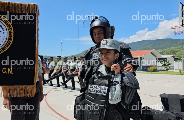 Yareli, la niña que cumplió su sueño de ser Guardia Honoraria