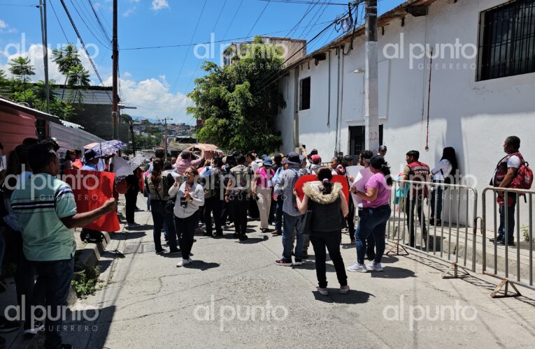 Protestan maestros afuera de la sede de Morena en Chilpancingo; exigen asignación de plazas y claves directivas