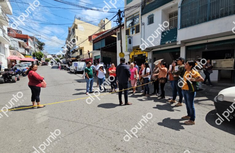 Bloquean padres de familia avenida en Chilpancingo; exigen escuela para sus hijos