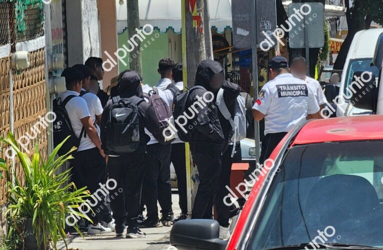 Chocan normalistas de Ayotzinapa contra una urvan en Chilpancingo; no se reportan heridos