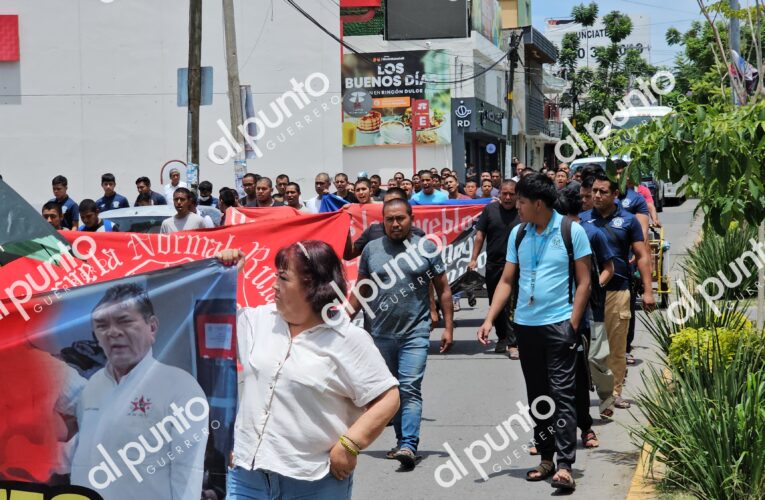 Marchan colectivos y Ayotzinapa en Chilpancingo por el Día Internacional de las Víctimas de Desaparición Forzada