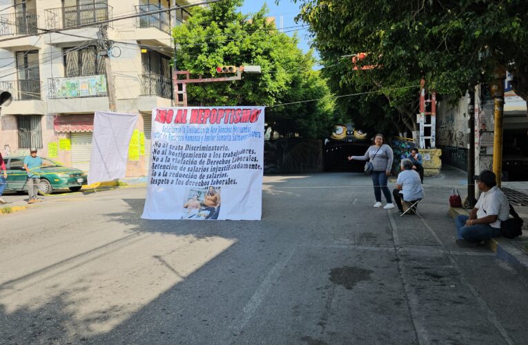 Trabajadores del ayuntamiento extienden bloqueo en dos vialidades de Chilpancingo