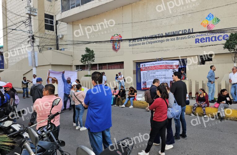 Trabajadores cierran ayuntamiento y bloquean una avenida en el centro de Chilpancingo