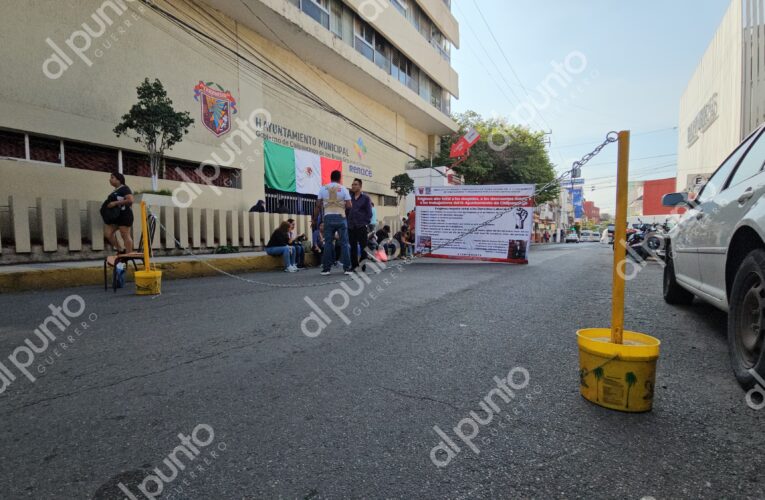 Por segunda semana, sindicalizados toman ayuntamiento y bloquean avenida en Chilpancingo