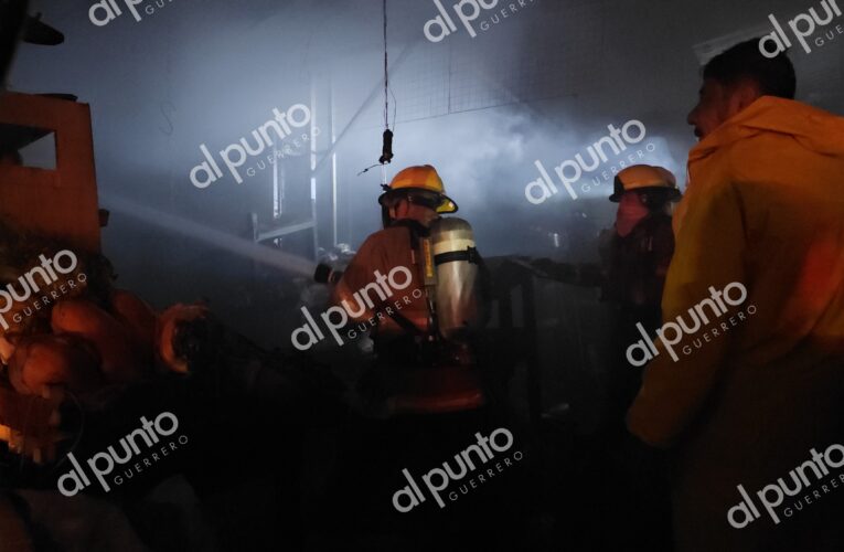 Se incendian 7 locales en el tianguis del mercado Baltazar R. Leyva de Chilpancingo