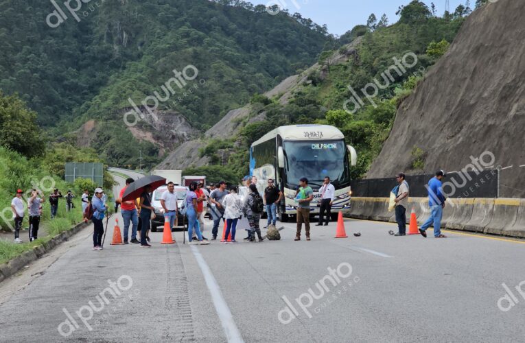 Bloquean carretera y autopista en Acahuizotla; exigen a la CFE instalar transformador para telesecundaria