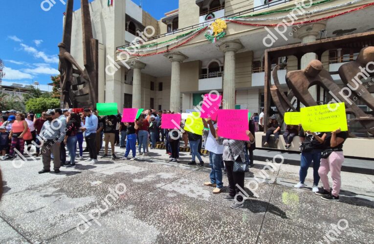 Protestan comerciantes para pedir liberar el ayuntamiento y la avenida en Chilpancingo