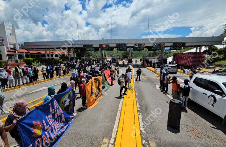 Normalistas de Ayotzinapa y FECSM toman la caseta de Palo Blanco