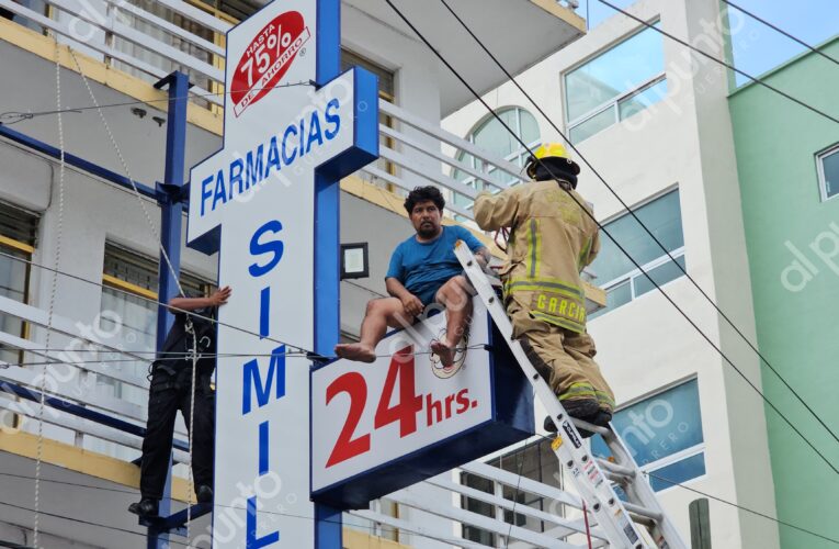 Hombre intenta lanzarse desde anuncio luminoso en hotel de Chilpancingo