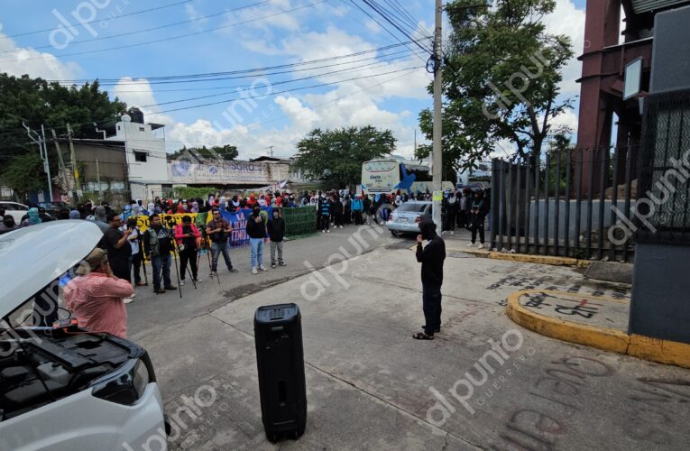 Protesta de normalistas de Ayotzinapa en el Congreso local en el tercer día de movilizaciones