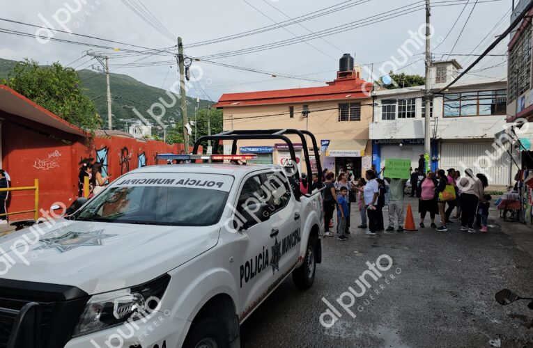 Bloquean calles en Chilpancingo por segundo robo en escuela Caritino Maldonado