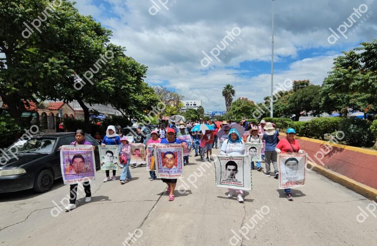“A 11 años seguimos de pie”: marchan en Chilpancingo padres de los 43 y estudiantes de Ayotzinapa